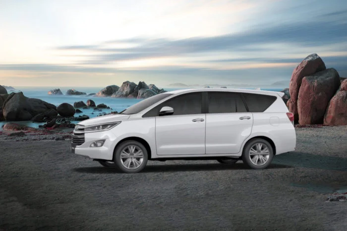 Hire Innova Taxi in Udaipur